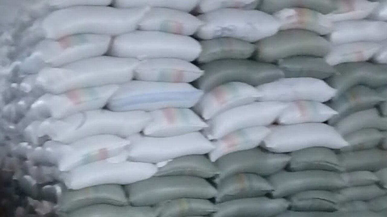 Sacos de produto agrícola empilhados em armazém, prontos para preparação e expedição